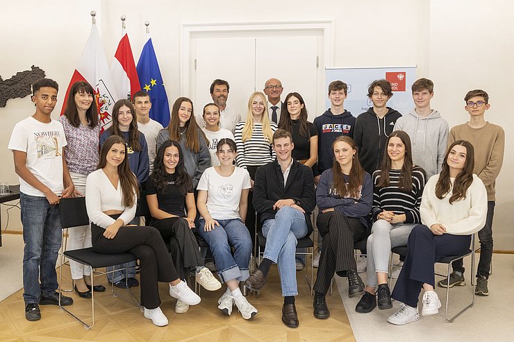 Bild von der Klasse mit dem Landeshauptmann