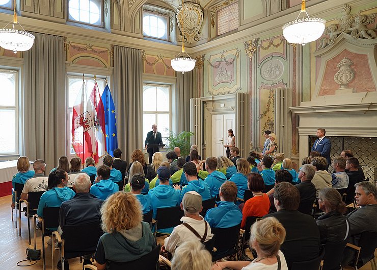 © Land Tirol/Pölzl Parissaal im Landhaus mit Menschen sitzend; LH Mattle redend an Podium