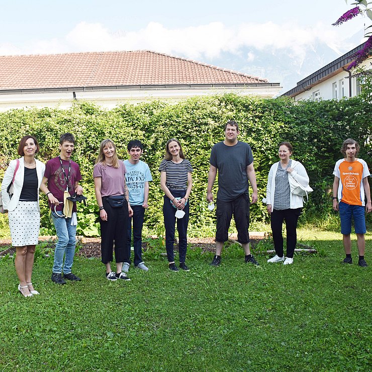 © Land Tirol/Huldschiner Landesrätin Fischer mit Aurea-Geschäftsführerin Gabriele Steiner (Mitte, 5. v.l.) sowie Mitarbeiterinnen und Klienten der Tagesstruktur aureaNEXT.