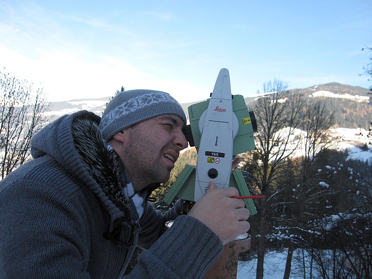 Vermessungstechniker am Theodoliten