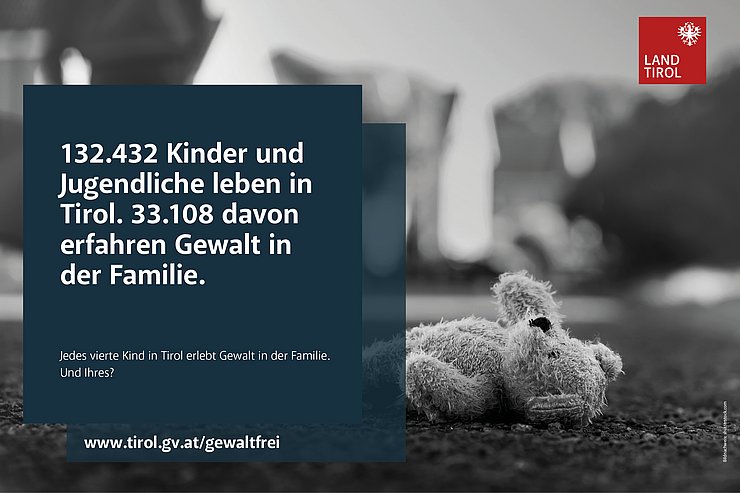 Teddybär liegt am Boden