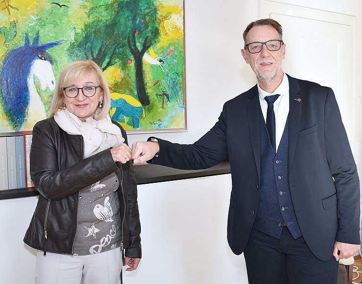 Arbeits- und Bildungslandesrätin Beate Palfrader freut sich über die Zusammenarbeit mit dem neuen Fachkräftekoordinator des Landes Tirol, Klaus Schuchter.