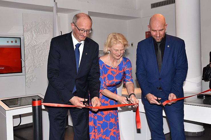 gemeinsames Durchschneiden des roten Bands