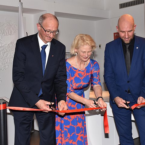 gemeinsames Durchschneiden des roten Bands