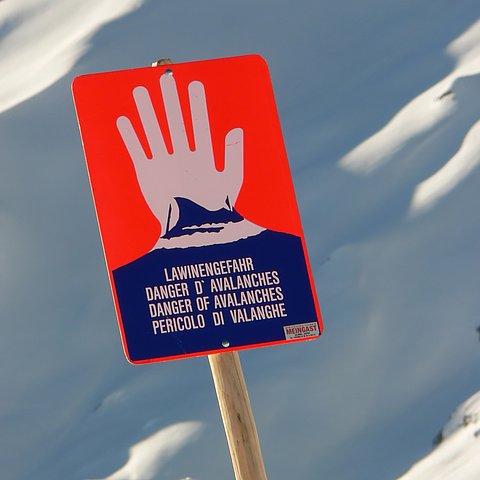 Schild einer Lawinenwarnung