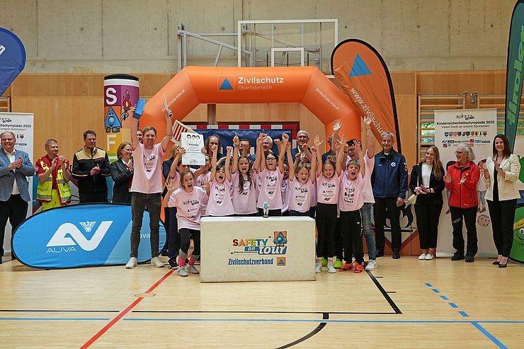 © Land Tirol/Reiter Eine Schulklasse jubelt.