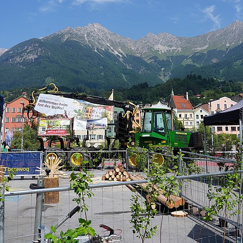 Traktor mit Banner steht vor Bergkulisse