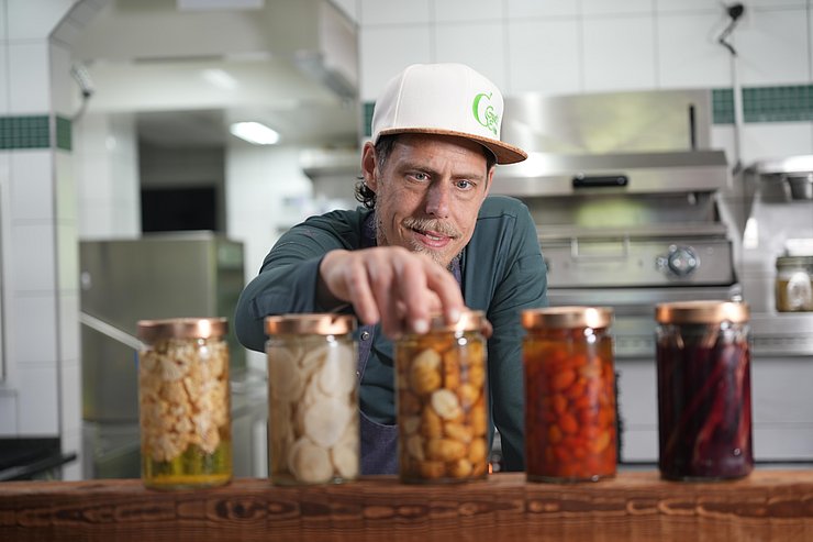 © Euregio Fankhauser hinter Gläsern mit eingemachten Lebensmitteln
