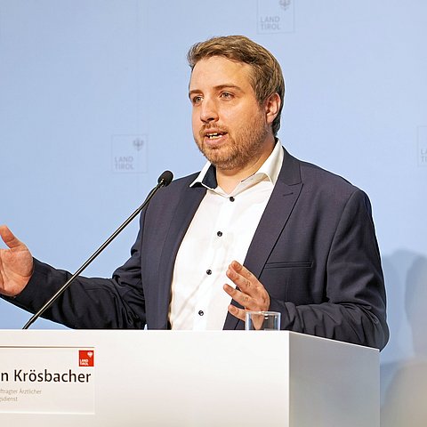 Armin Krösbacher ist Facharzt für Anästhesie und Intensivmedizin an der Universitätsklinik Innsbruck und war vor seiner neuen Funktion Chefarzt des Roten Kreuzes Innsbruck.