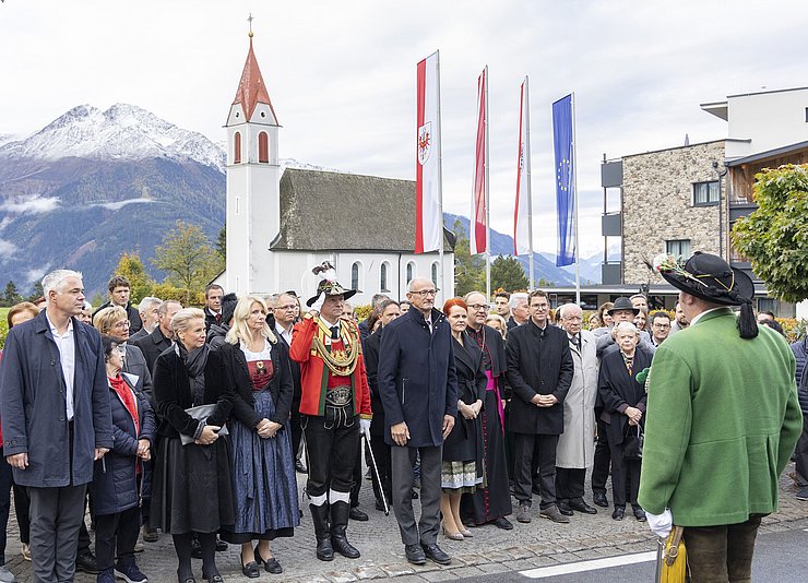 © Land Tirol/Die Fotografen Landesüblicher Empfang am Dorfplatz in Mösern.