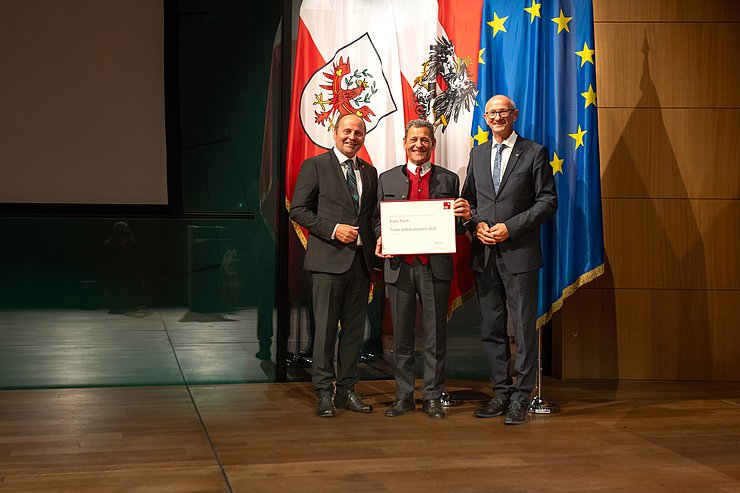 Der allseits aus Radio und Fernsehen bekannte Franz Posch wurde mit dem Volkskulturpreis 2025 gewürdigt, den ihm LH Anton Mattle gemeinsam mit LHStv Josef Geisler verlieh.