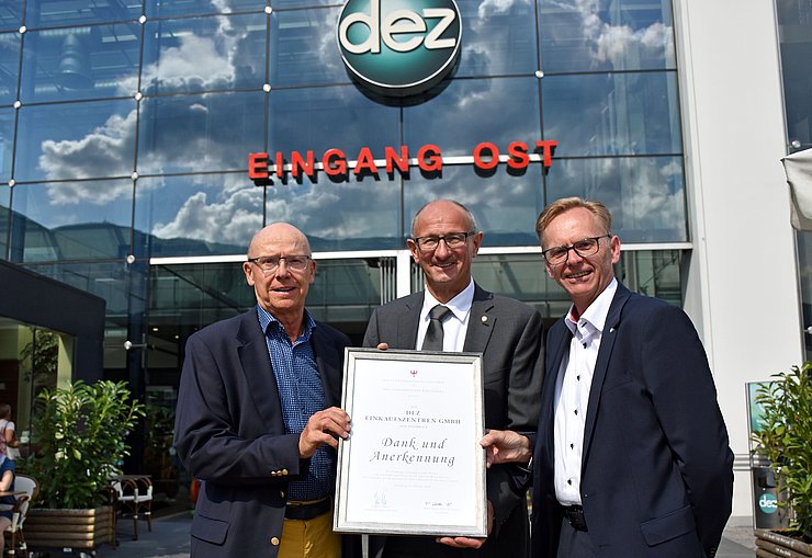 © Land Tirol/Kathrein von links: DEZ-Inhaber und GF Hannes Hess, LR Anton Mattle, Center Manager und Prokurist Helmut Larch.