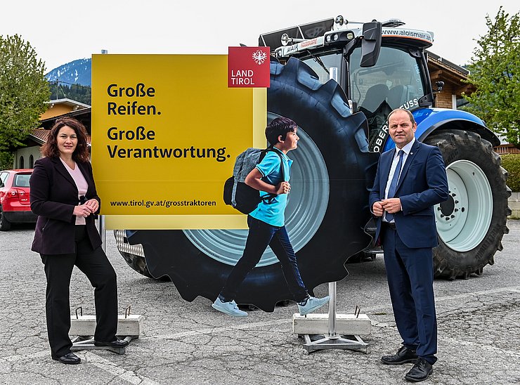 © Land Tirol/Liebl elipe und Geisler vor Traktor