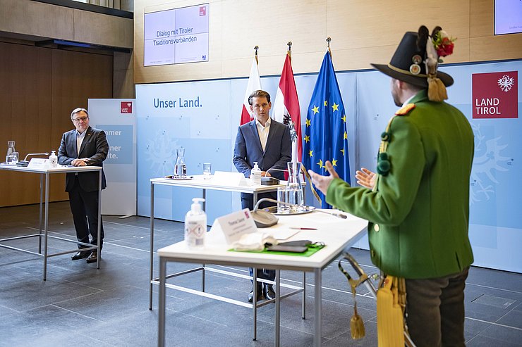 © Land Tirol/G.Berger Bundeskanzler Sebastian Kurz und LH Günther Platter im Gespräch mit Vertretern der Traditionsverbände.