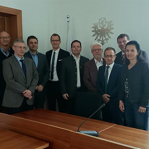 KO Jakob Wolf (2. v. r., Vorsitzender des Ausschusses für Rechts-, Gemeinde und Raumordnungsangelegenheiten) besuchte mit einer Landtagsdelegation das Landesverwaltungsgericht