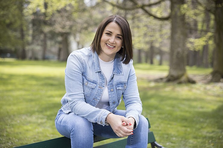 Familienlandesrätin Astrid Mair: „Handy auspacken, Familienpass zeigen und Gutscheine einlösen – so einfach funktioniert der digitale Tiroler Familienpass." 