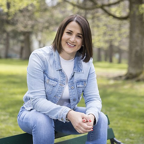 Familienlandesrätin Astrid Mair: „Handy auspacken, Familienpass zeigen und Gutscheine einlösen – so einfach funktioniert der digitale Tiroler Familienpass." 