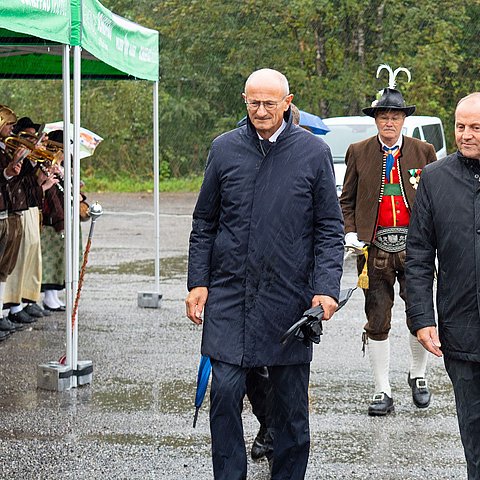 Ein Landesüblicher Empfang rundete die Feierlichkeiten vor Ort trotz Regens ab. 