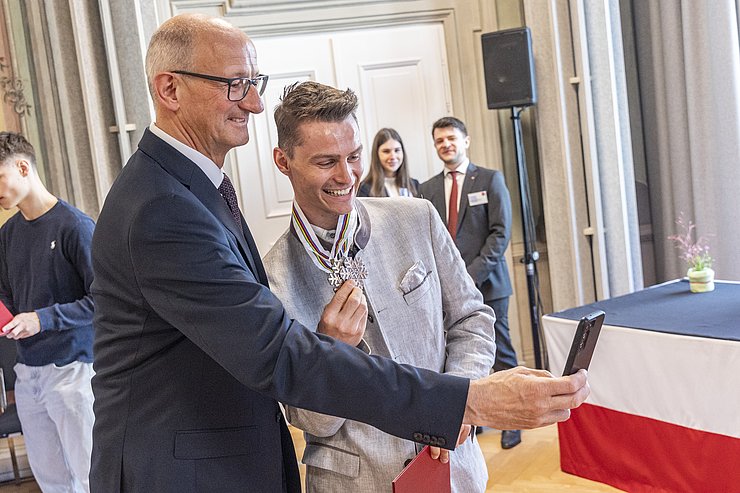 Zwei Menschen beim Erstellen eines Selfies.