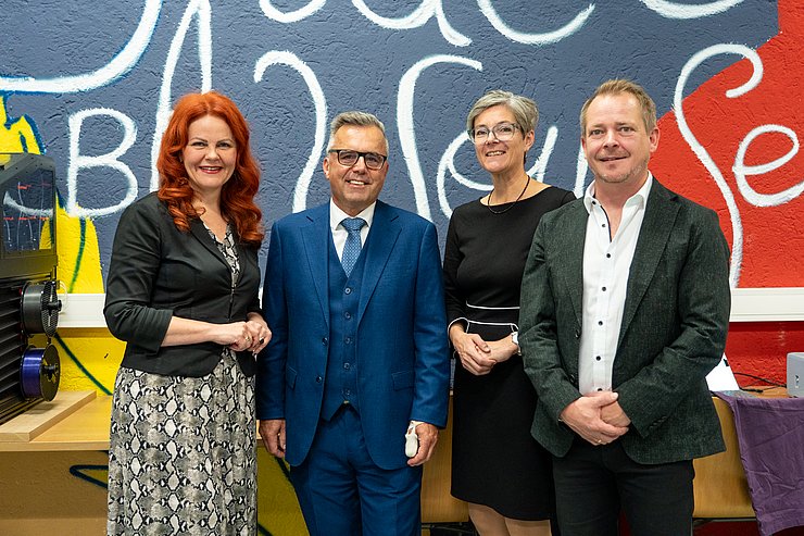 Besuchten die MS Kematen zur Eröffnungsfeier (v. l.): Bildungslandesrätin Cornelia Hagele, Franz Sailer (Obmann des Träger- und Fördervereins MINT Innsbruck-Land West), Bezirkshauptfrau Kathrin Eberle, Alexander Krickl (Direktor MS Kematen).