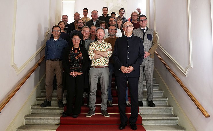 © Land Tirol/Jovanovic LH Anton mit den FotografInnen des Euregio-Kalenders.