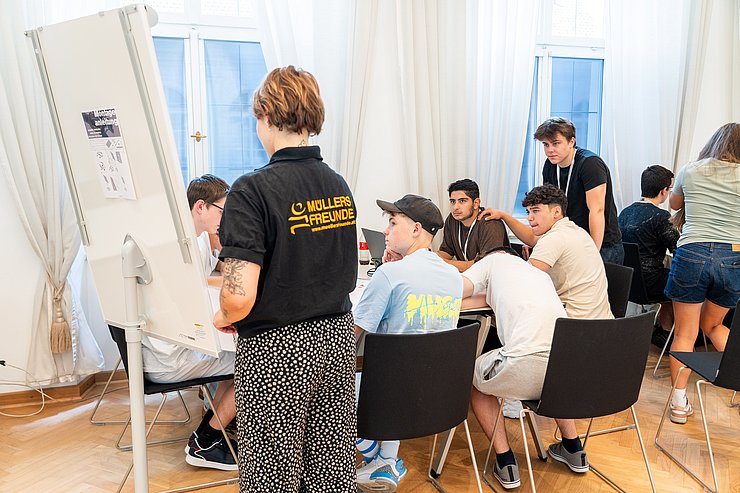 © Tiroler Landtag/Oswald In Kleingruppen erarbeiteten sich die SchülerInnen das nötige Basiswissen, unterstützt von Politik- und MediendidaktikerInnen.