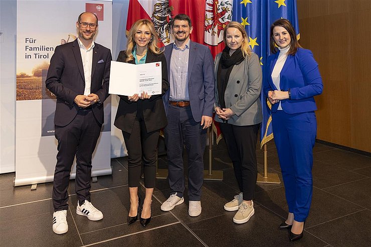 fünf Personen mit Urkunde