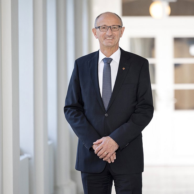 LH Anton Mattle: "Wir arbeiten weiter daran, den nächsten Generationen keinen Schuldenberg zu hinterlassen und die öffentlichen Defizite auf allen Ebenen zu reduzieren.“ 