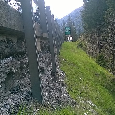 Foto der Stützmauer entlang der B 179