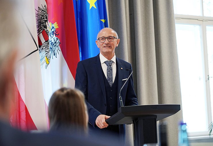 Landeshauptmann Mattle steht an einem Rednerpult.