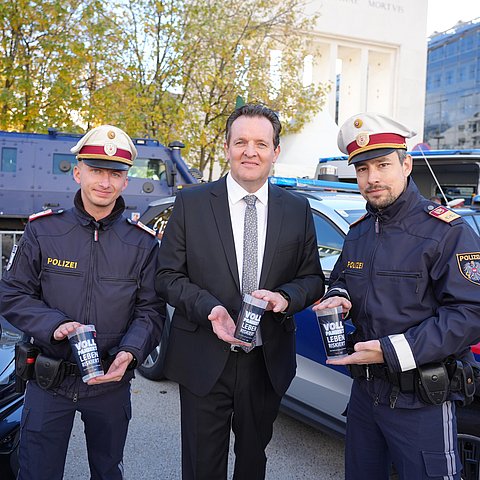 Zumtobel und 2 Polizisten