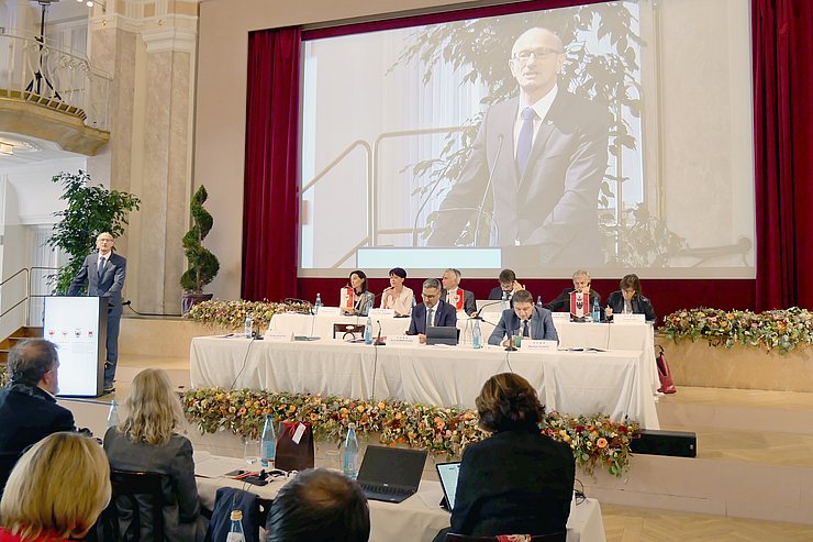 © Landtagsdirektion Tirol/Oswald Vize-LTP Toni Mattle stellt den Tiroler Leitantrag zu grenzüberschreitendem Naturgefahrenmanagement vor.