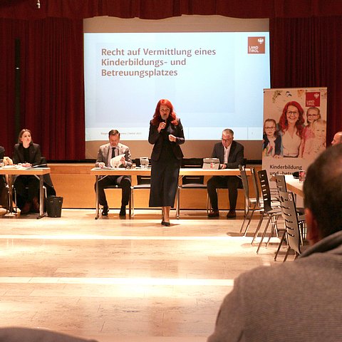 Besprechung in Gemeindesaal