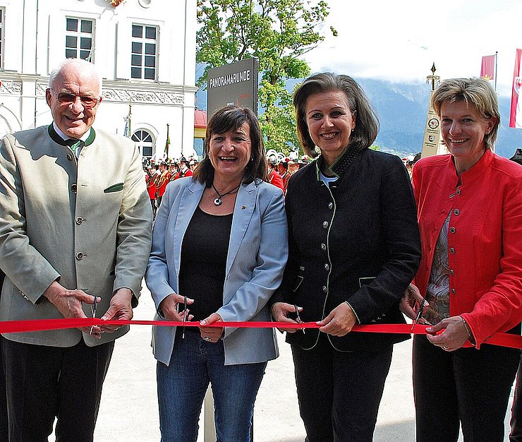 v.l. LTP Herwig van Staa, LRin Beate Palfrader, LRin Patrizia Zoller-Frischauf und Bgmin Christine Oppitz-Plörer beim Durchschneiden des Bandes