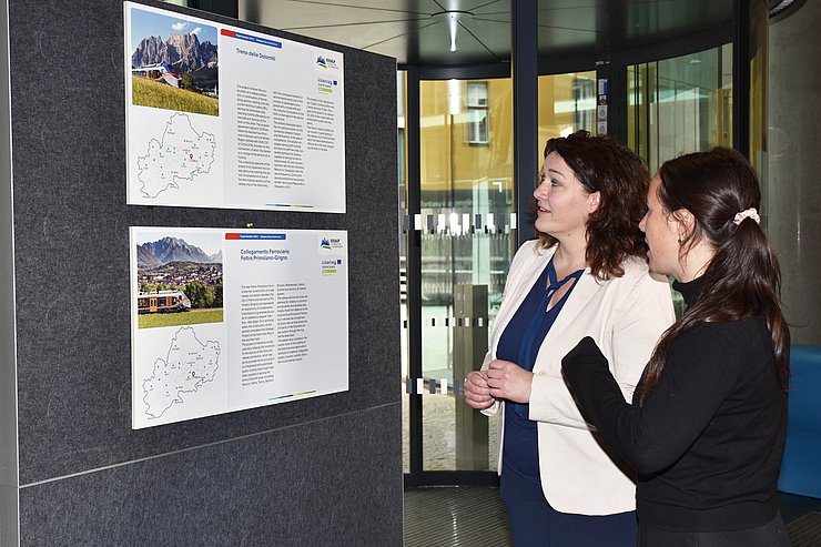 © Land Tirol/Dorfmann Felipe und andere Person beim Betrachten der Poster