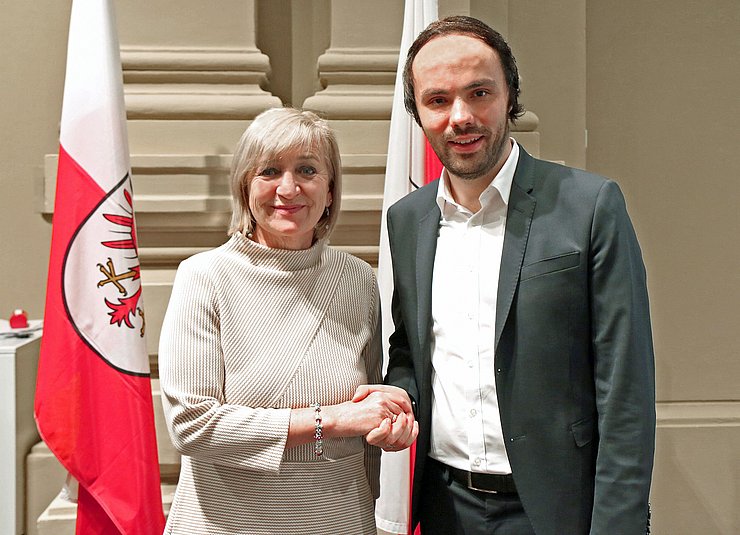 © LPA Beate Palfrader und Philipp Achammer gratulieren der Künstlerin.