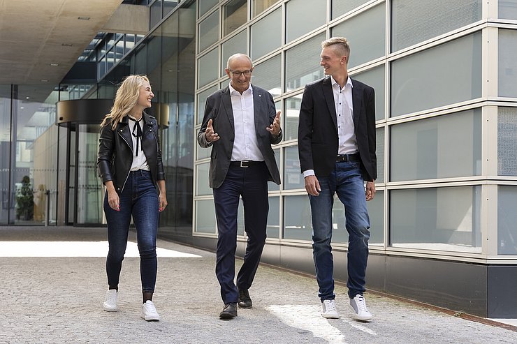 © Land Tirol/Die Fotografen Anton Mattle mit zwei Jugendlichen