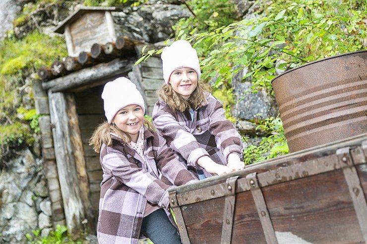 Zwei Mädchen mit einem Stollenwagen