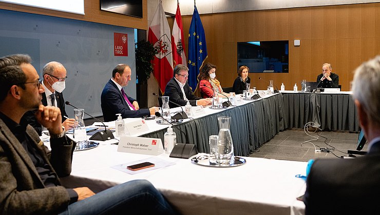 © Land Tirol Personen sitzen an den Tischen