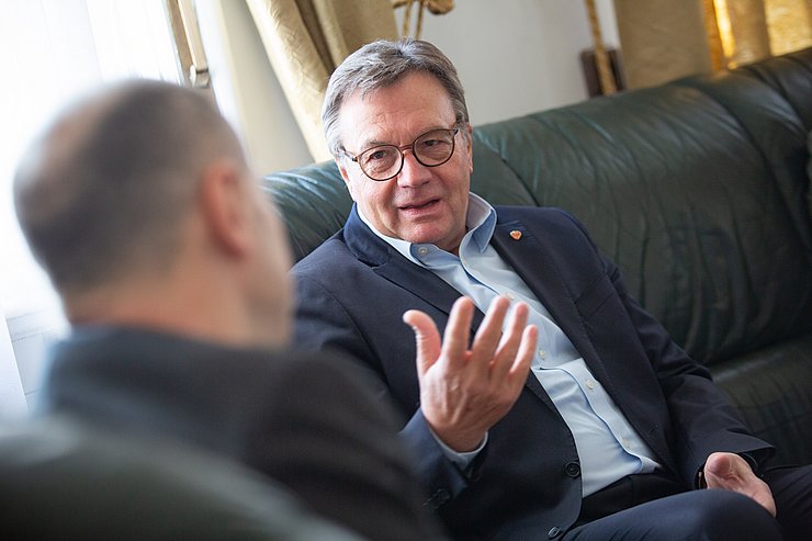 LH Platter mit ukrainischem Botschafter.