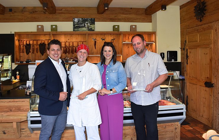 Gratulierten Melanie Gruber (2. v. li.) zum "Lehrling des Monats September 2024": Georgios Chrysochoidis (Bgm Leutasch, li.), Arbeits- und Bildungslandesrätin Astrid Mair (2. v. re.) und Thomas Leitner (Firmenchef und Lehrlingsausbilder, re.). 