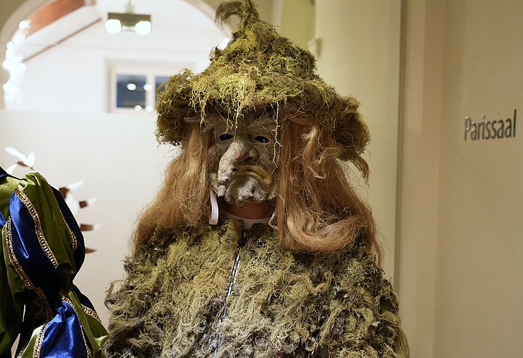 © Land Tirol/Reiter Mit Moos-Verkleidung bedeckter Mann