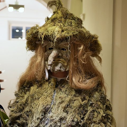 Mit Moos-Verkleidung bedeckter Mann