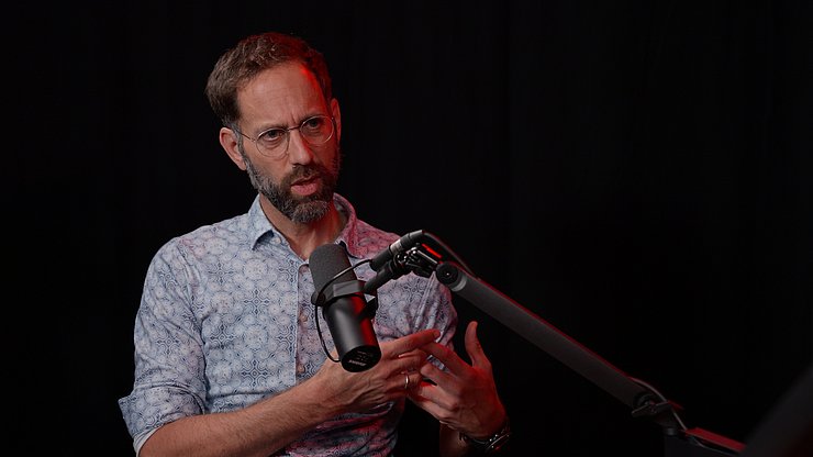 Trentini spricht in Mikrophon