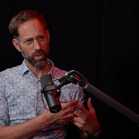 Trentini spricht in Mikrophon