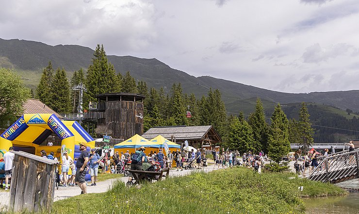 Hunderte Familien zeigten sich von den vielen Natur-Spielmöglichkeiten und den Spiel- und Infoständen begeistert. 