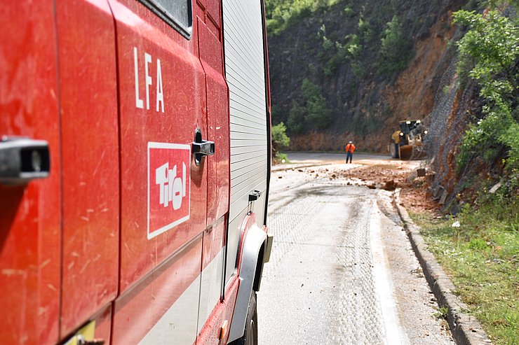 Tiroler Feuerwehrauto fährt entlang einer kroatischen Straße.
