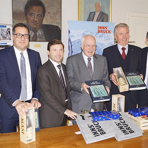 BU: v.l. Esther Wilhelm, Franz X. Gruber, Marco Ambrosini, Herwig van Staa, KO Rudi Federspiel, Loris Danielli