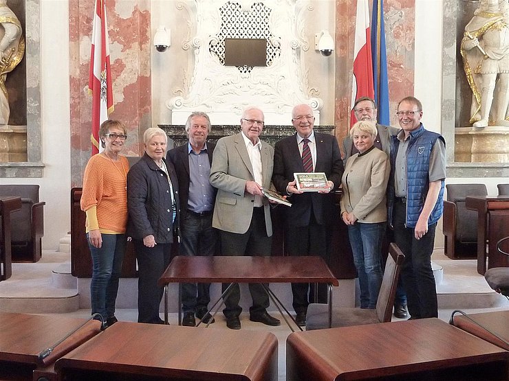 LTP van Staa mit der Delegation aus Wels im Sitzungssaal des Tiroler Landtages