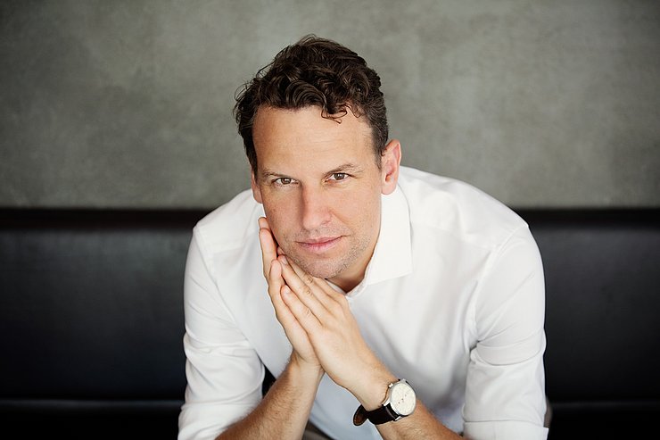 Dirigent Vinzenz Praxmarer leitet die Orchesterakademie Tirol 2025.